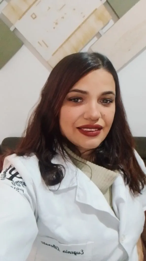 Eugenia Liberato usando jaleco profissional